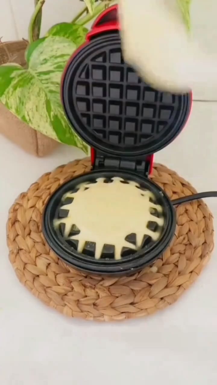 Electric Mini Waffle Maker (Random color)